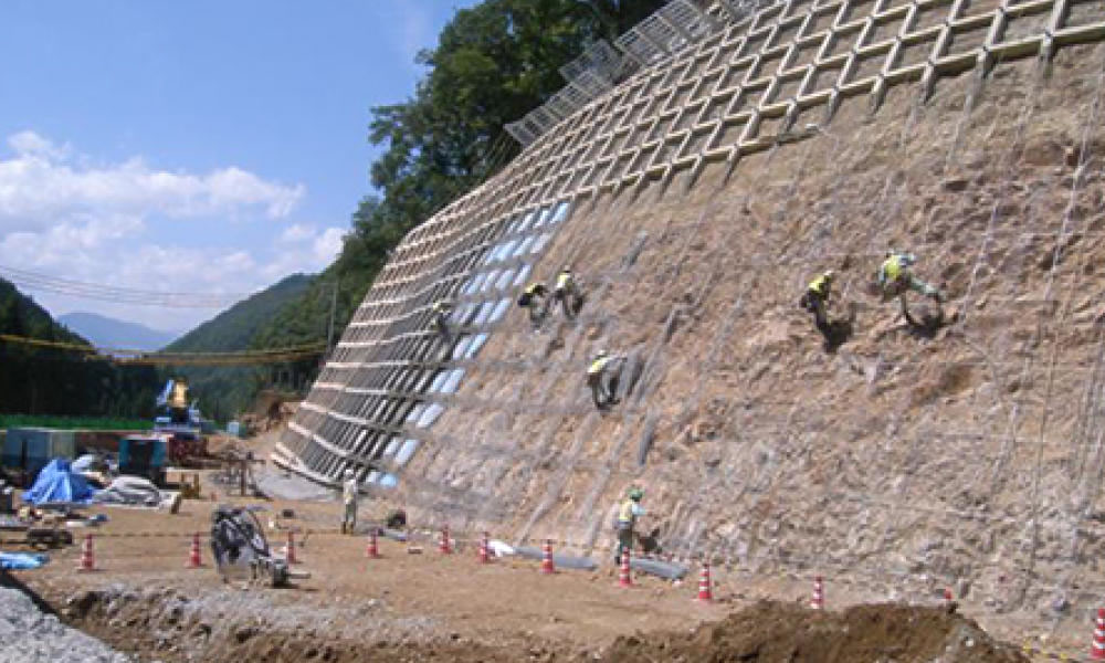 法面保護枠設置作業