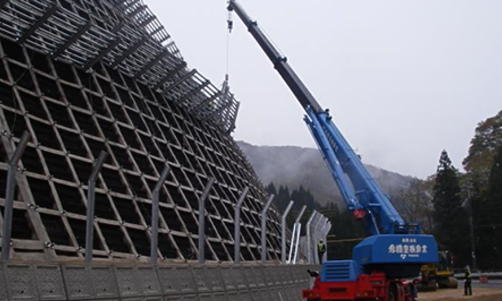 なだれ予防柵設置作業