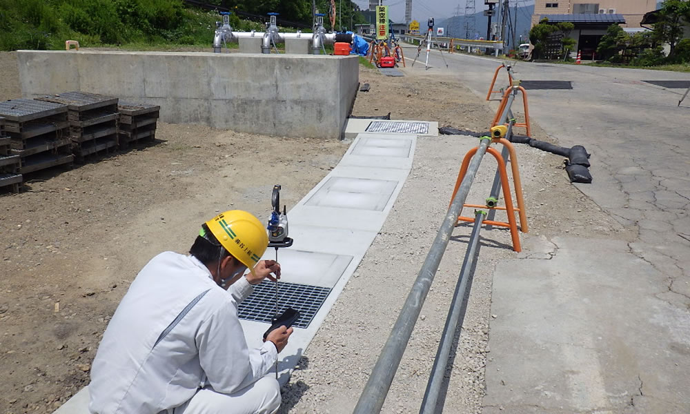 トータルステーションによる測量作業